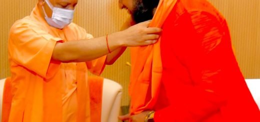 Shree Datta Padmanabh Peeth Peethadhishwar and International Spiritual Leader H.H Sadgurudev Brahmeshanand Acharya Swamiji with Mahant Yogi Adityanathji